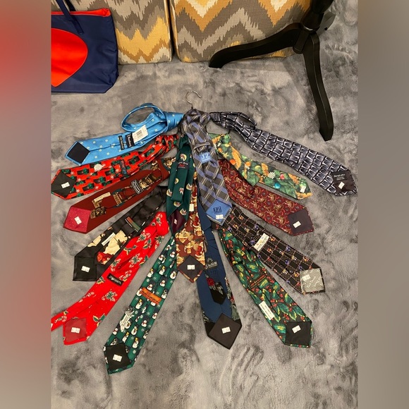 Men Christmas Ties - Variety of brands/styles - Picture 3 of 9